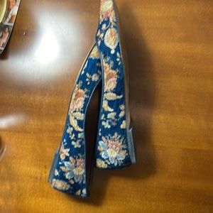 Sundance embroidered size 7